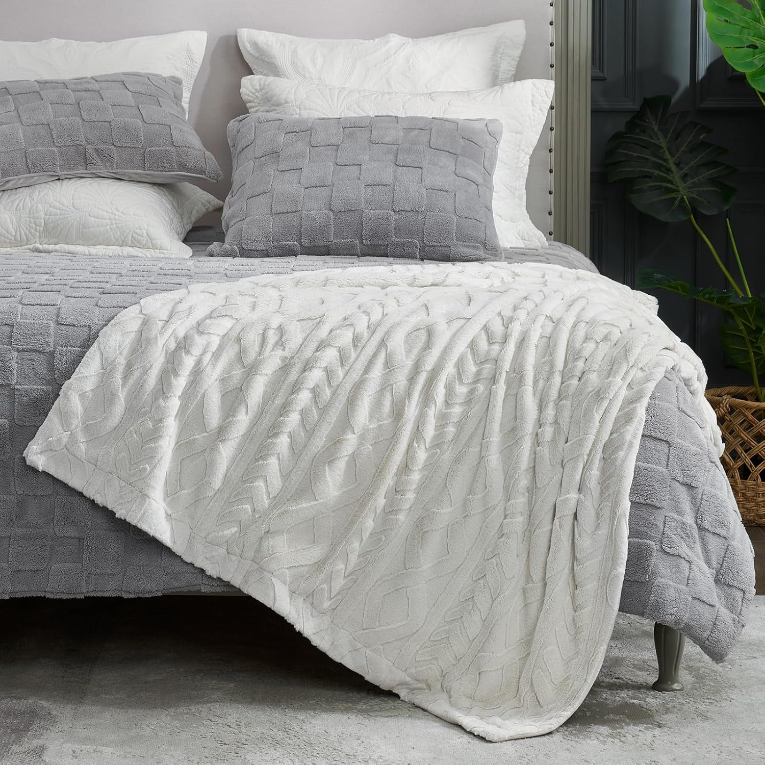 Faux Fur Throw Blanket for Couch, Jacquard Fuzzy Plush Soft Thick Winter Throw Blanket for Sofa Bed Living Room Bedroom，60"X80" Beige